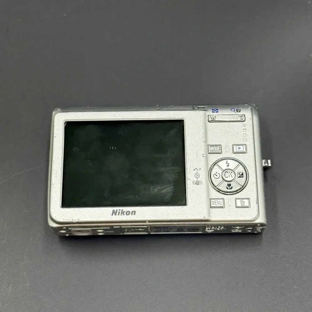 Nikon Coolpix S3100 Silver Digital Camera Untested As Is For Parts